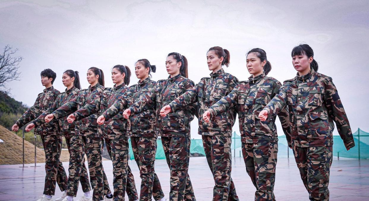 中国女排姑娘们化身小军人，站军姿，扎马步，但被批在做无用功(6)