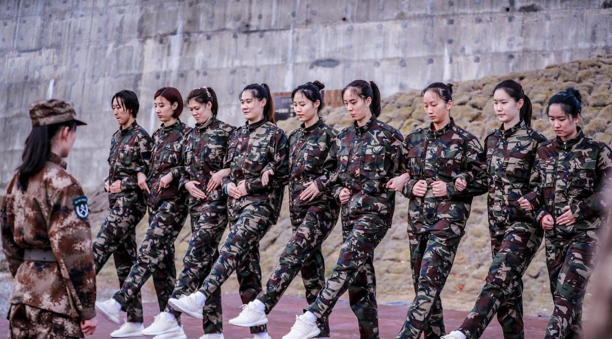 中国女排姑娘们化身小军人，站军姿，扎马步，但被批在做无用功(7)