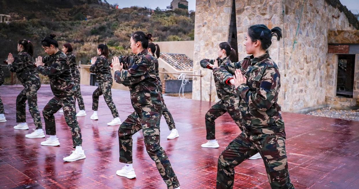 中国女排姑娘们化身小军人，站军姿，扎马步，但被批在做无用功(8)