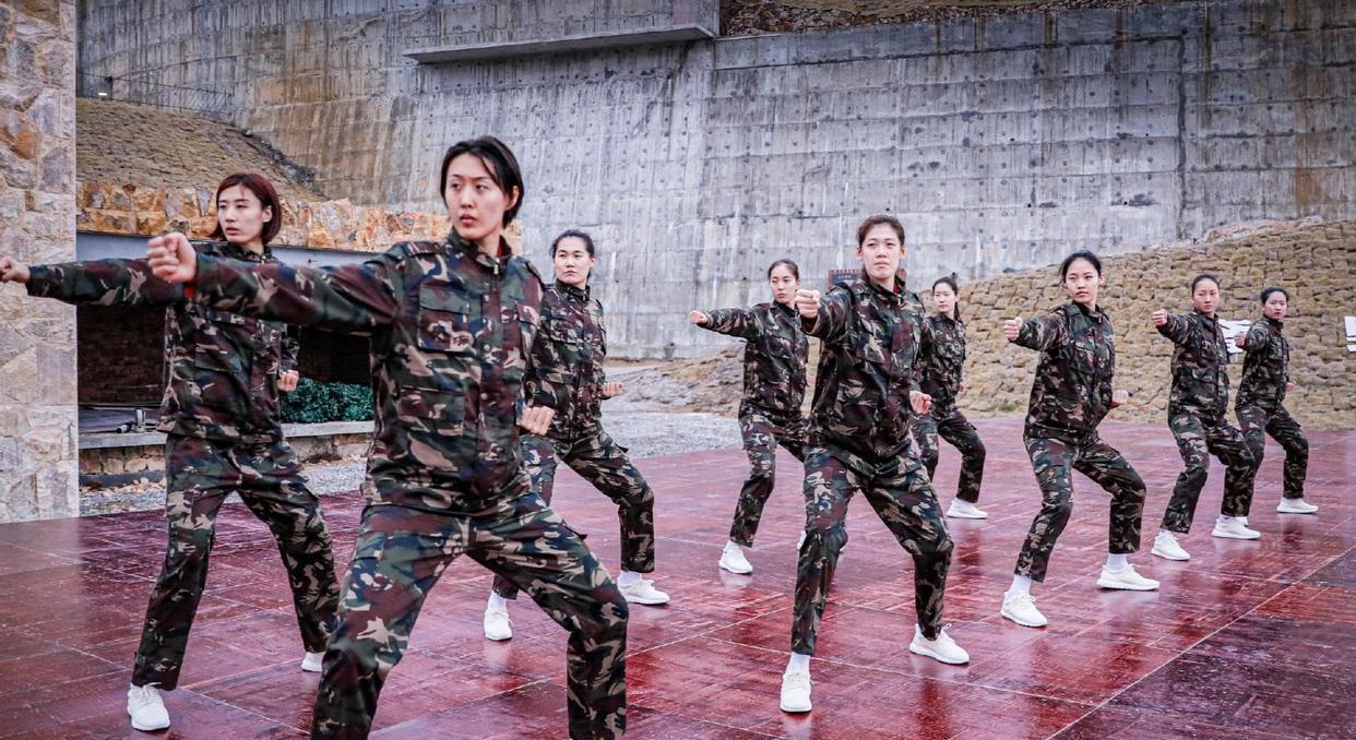 中国女排姑娘们化身小军人，站军姿，扎马步，但被批在做无用功(9)