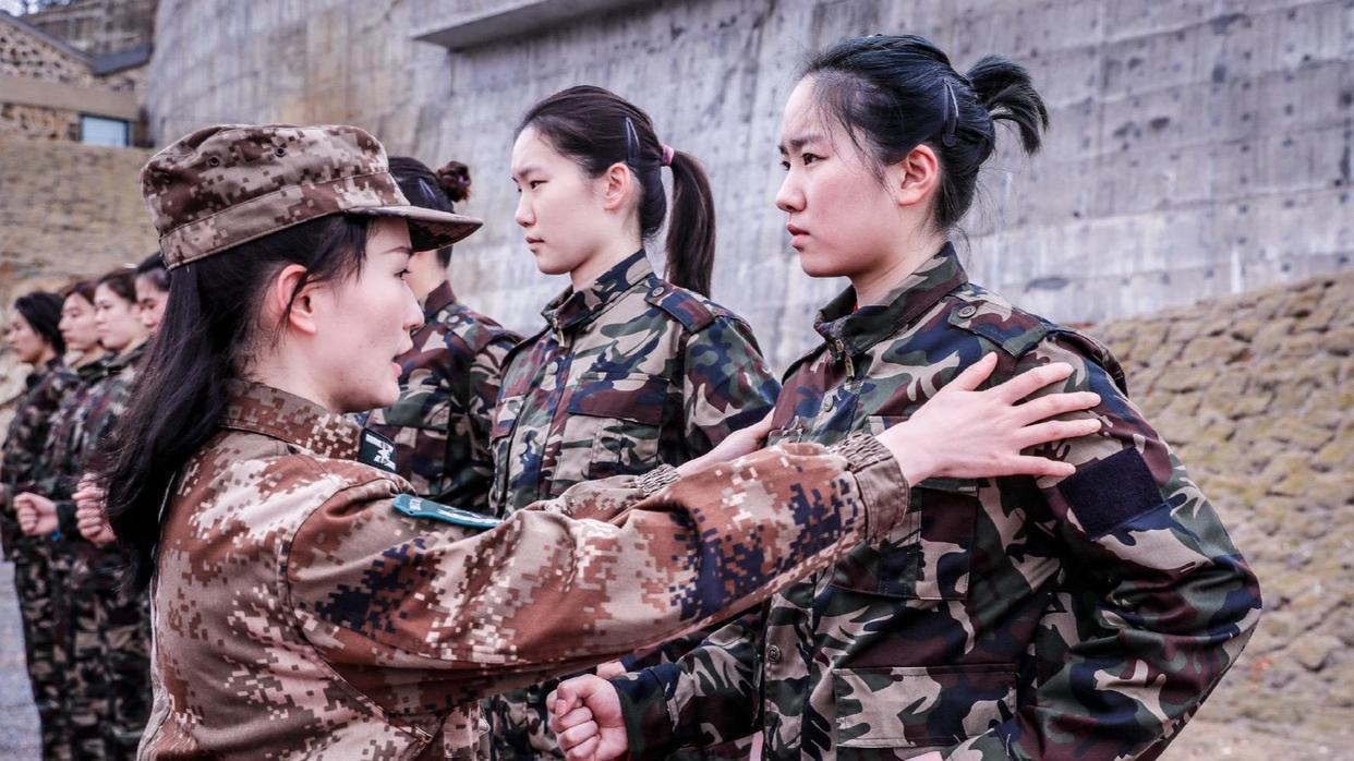 中国女排姑娘们化身小军人，站军姿，扎马步，但被批在做无用功(11)