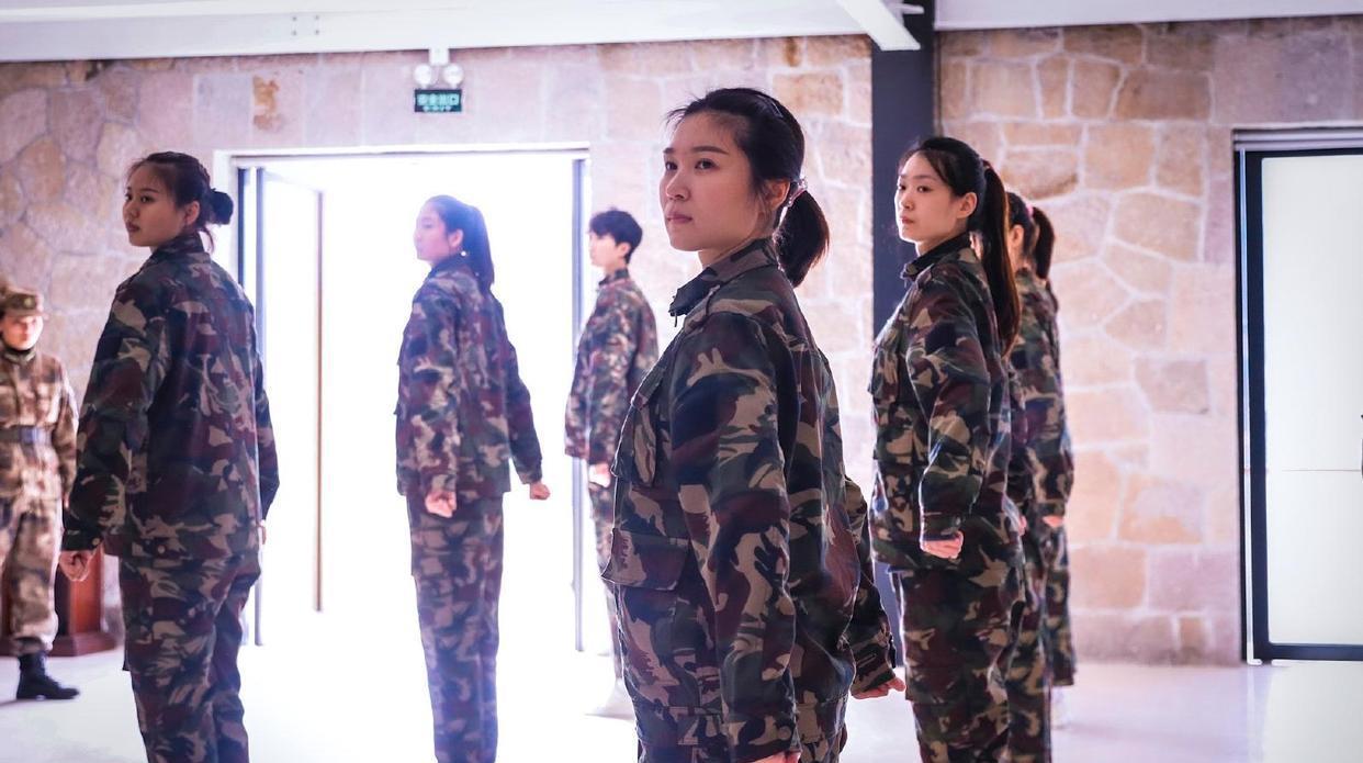 中国女排姑娘们化身小军人，站军姿，扎马步，但被批在做无用功(12)