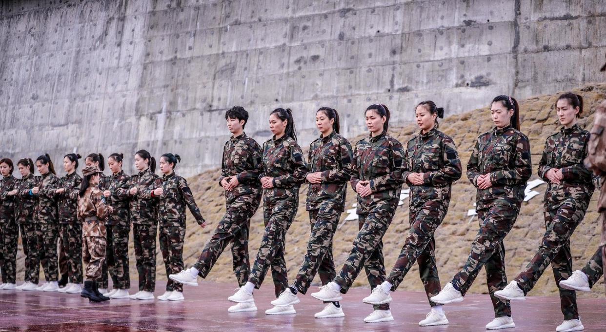 中国女排姑娘们化身小军人，站军姿，扎马步，但被批在做无用功(13)