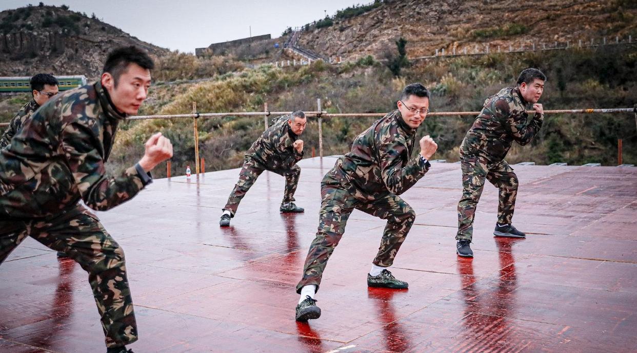 中国女排姑娘们化身小军人，站军姿，扎马步，但被批在做无用功(14)