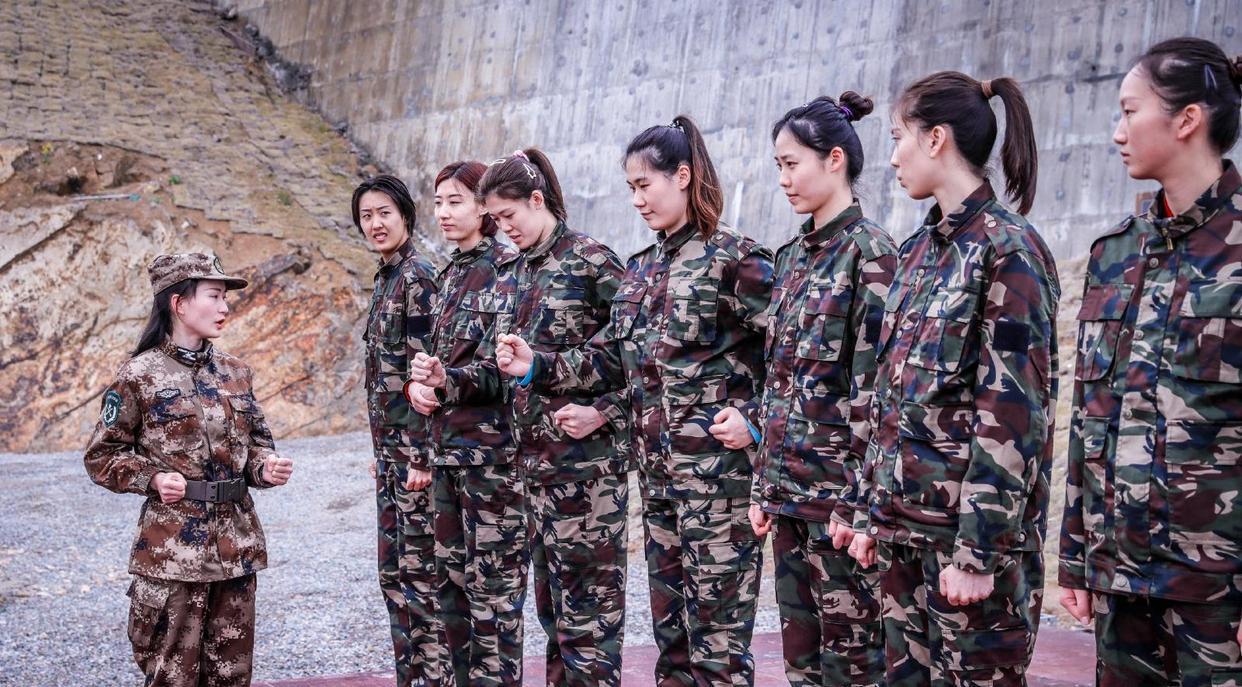 中国女排姑娘们化身小军人，站军姿，扎马步，但被批在做无用功(15)