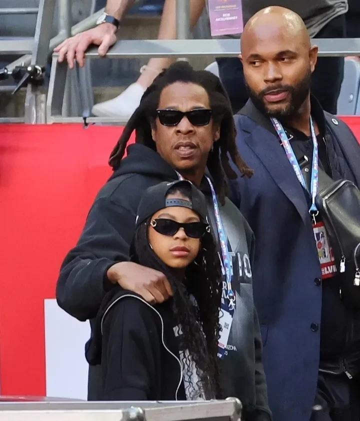 VIP的粉丝！Jay-Z带着女儿布鲁·艾薇·卡特来到超级碗现场，布莱德利·库珀和(2)
