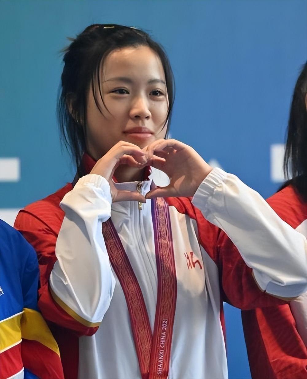 “双金女孩”杨倩：18岁上清华，20岁奥运夺冠，如今因穿衣惹争议(8)