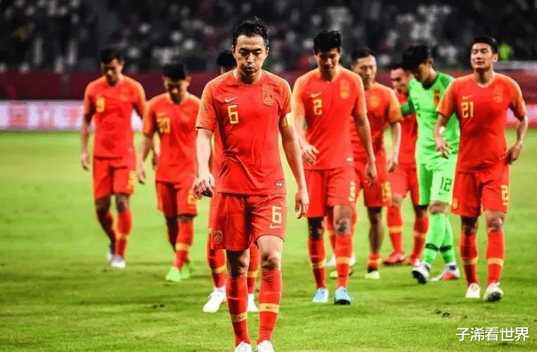 失望透顶，中国足球曝出争议猛料：多名国脚遭质疑，球迷骂声一片