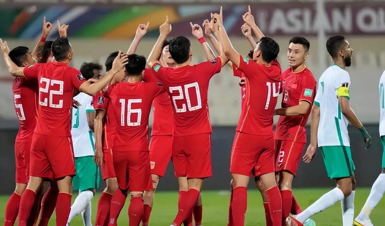 坏消息！中国队与韩国的八强战还没开打，两大主力就被亚足联禁赛(1)