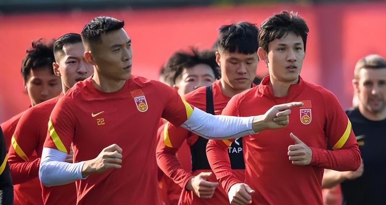 坏消息！中国队与韩国的八强战还没开打，两大主力就被亚足联禁赛(3)