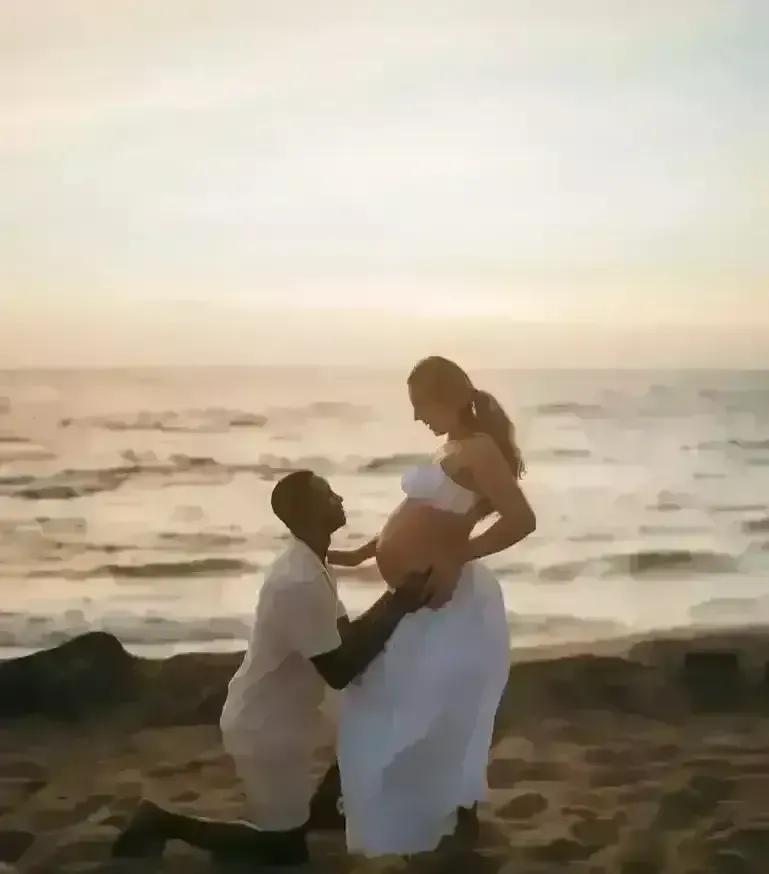篮球巨星弗格森真是太让人羡慕了，娶了一个这么漂亮的白人老婆！

两个人海边大秀恩(8)