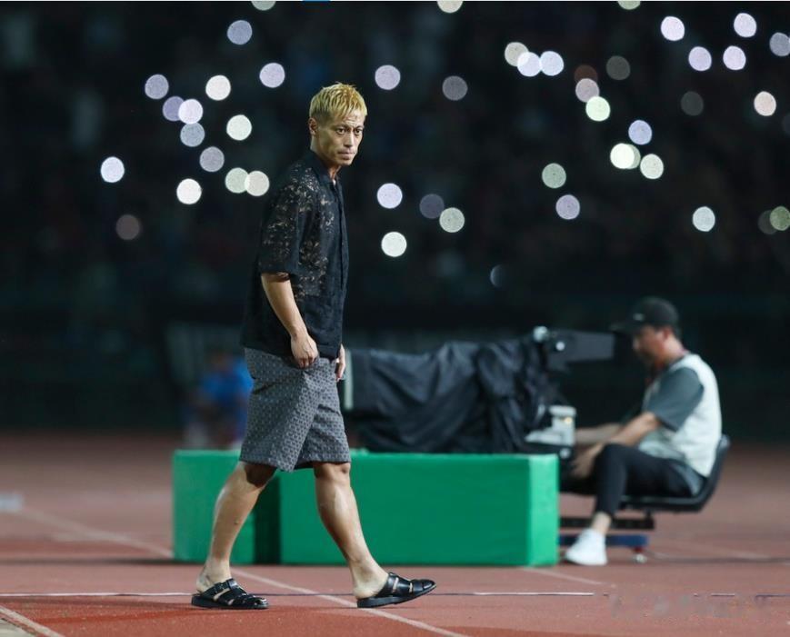 东南亚运动员，日本名宿一头黄发、踩着拖鞋指挥比赛，引发热议

4月29日晚，第3