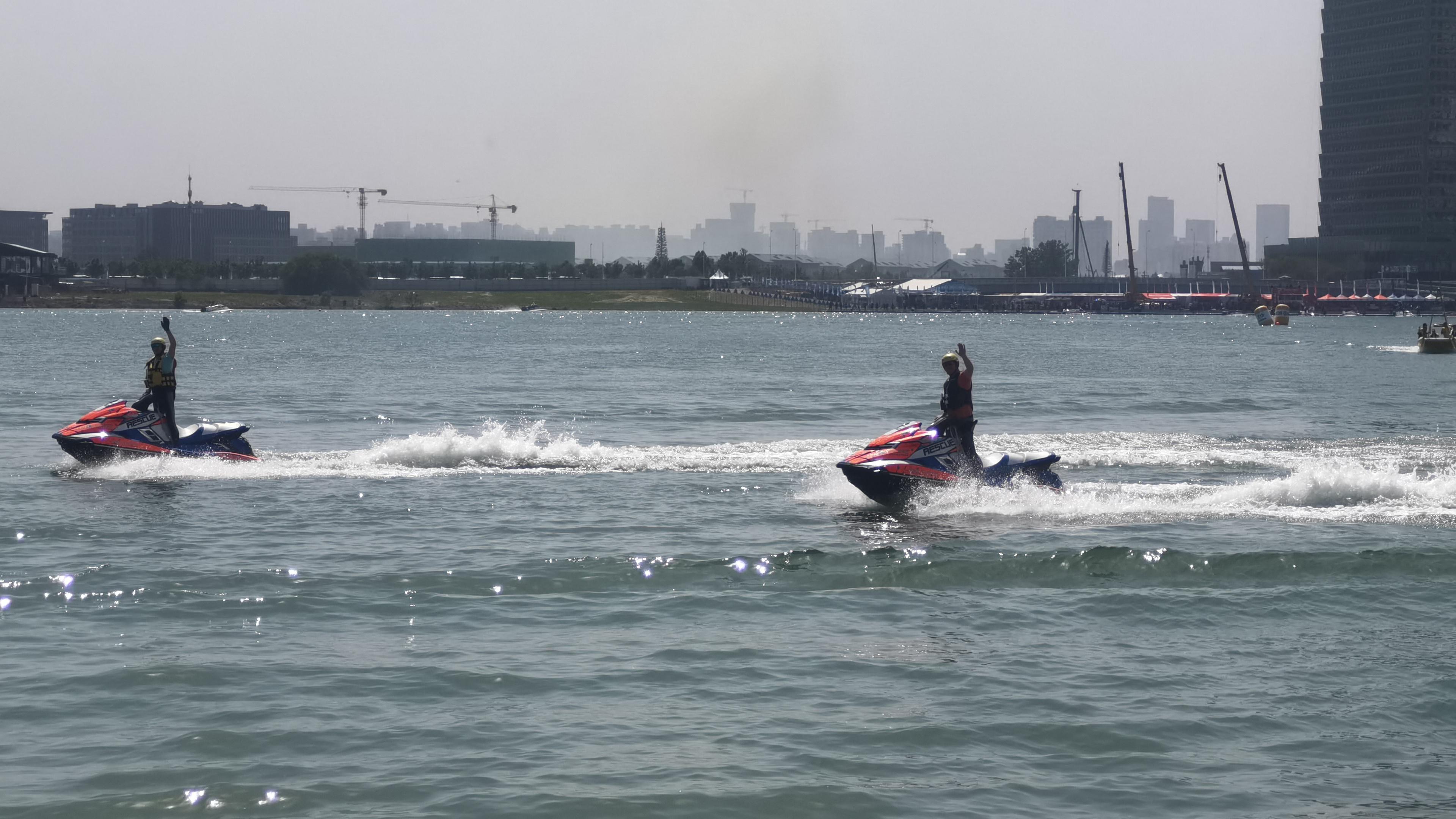 #打卡郑州摩托艇世锦赛造浪现场#今天下午在郑州北龙湖湿地公园，举行了一场世界级大(9)