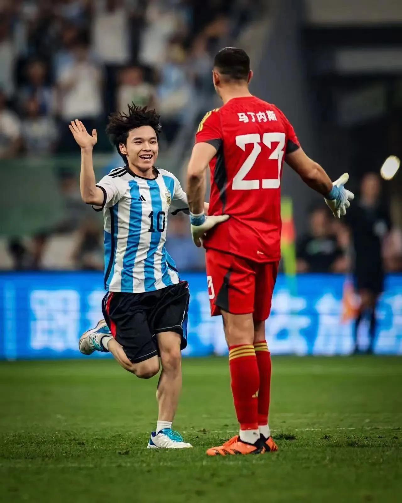 中国这位阿根廷队小伙子球迷干得非常漂亮，在闯入阿根廷比赛现场时激情四射，满状态全