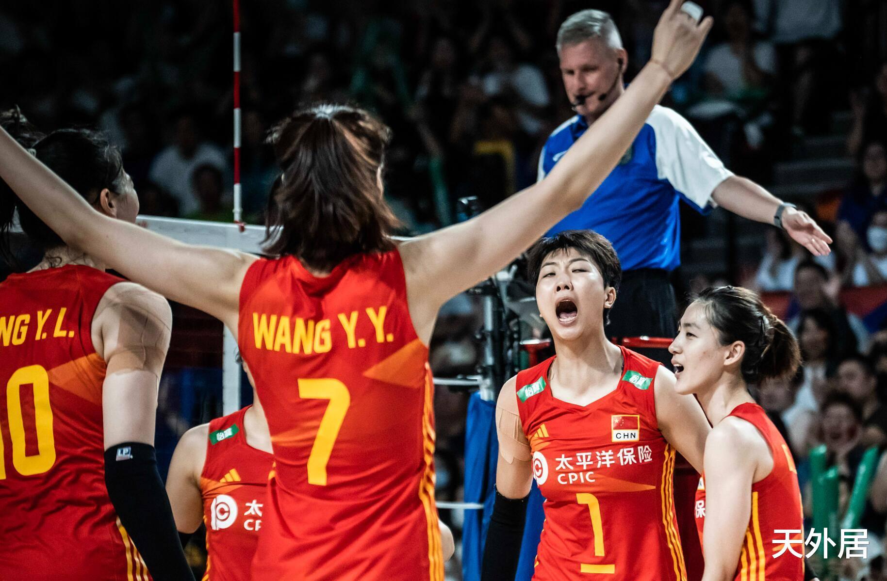 真憋屈！中国女排主场输意大利2队，蔡斌完全没招，对手怒吼庆祝
