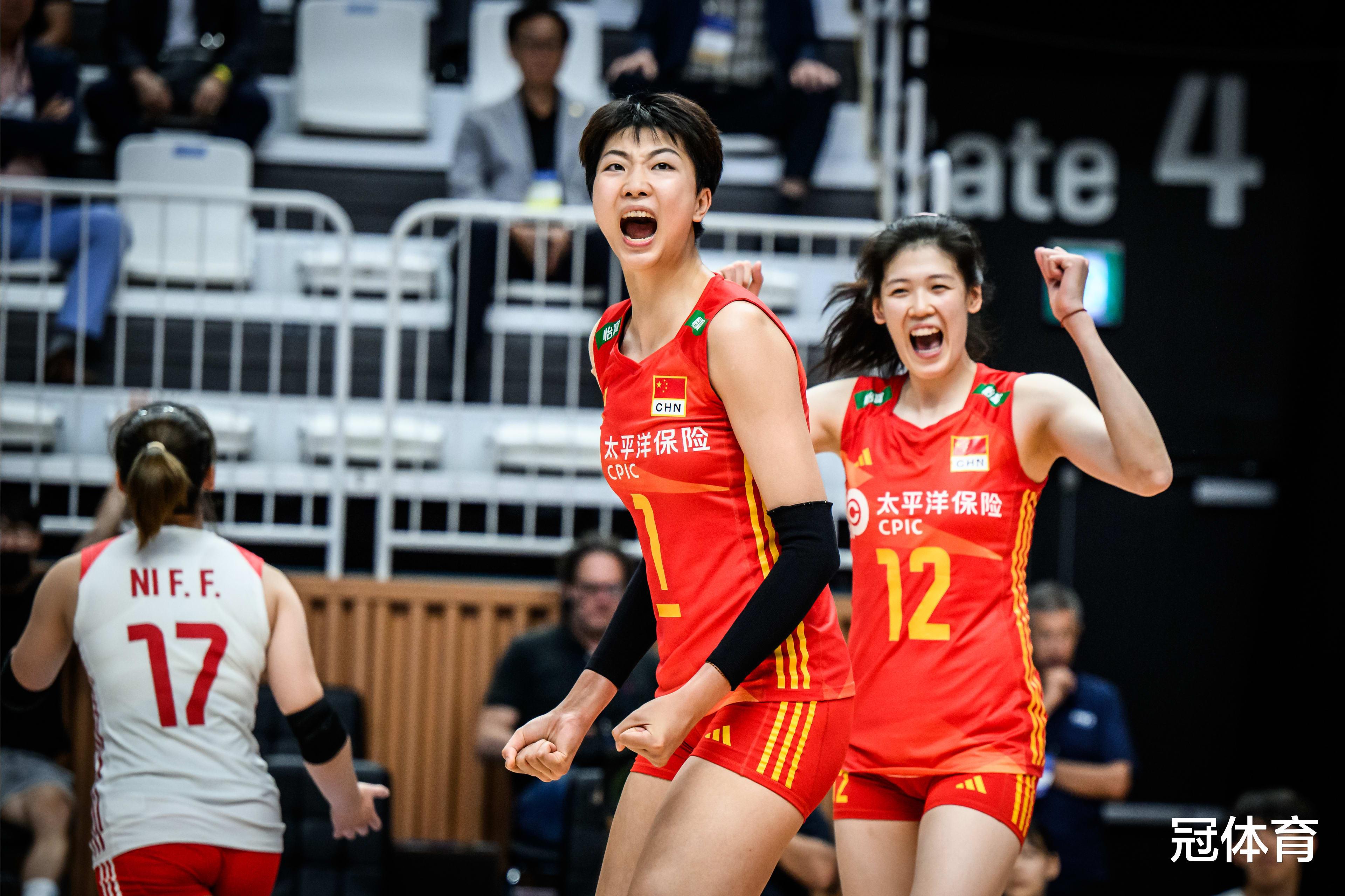 1-3！中国女排三连败，单局13-25惨负世界冠军，蔡斌笑对争议