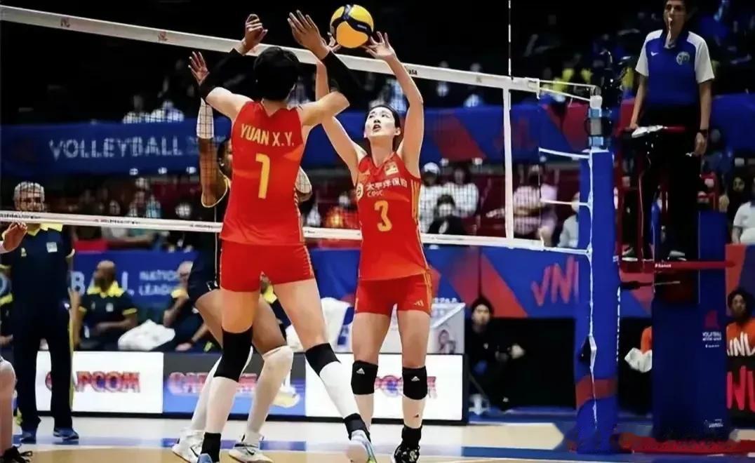 中国女排的攻手在比赛中，很少能扣出有力量的球，而国外球队的攻手扣出的球一个比一个(1)
