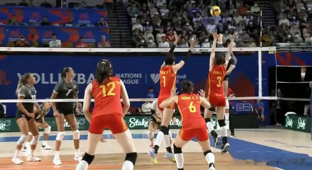 中国女排的攻手在比赛中，很少能扣出有力量的球，而国外球队的攻手扣出的球一个比一个(2)
