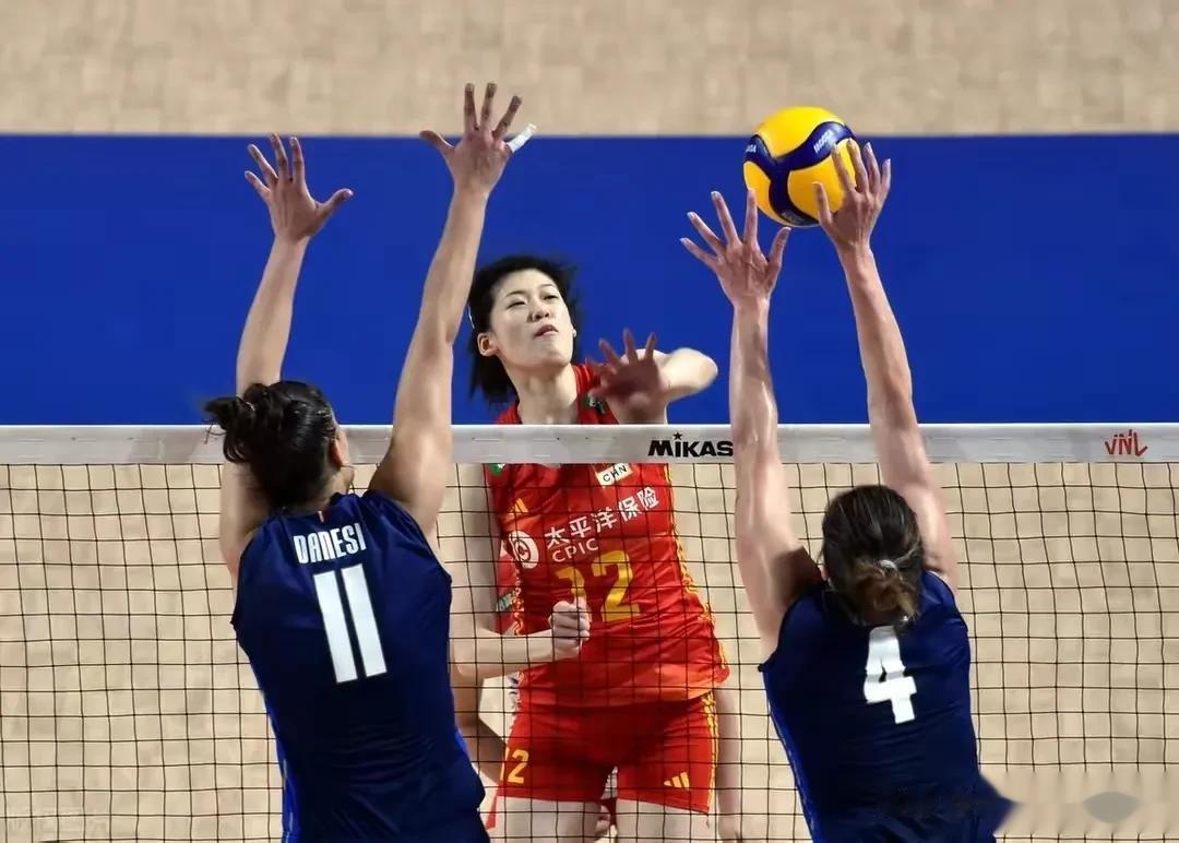 中国女排的攻手在比赛中，很少能扣出有力量的球，而国外球队的攻手扣出的球一个比一个(5)