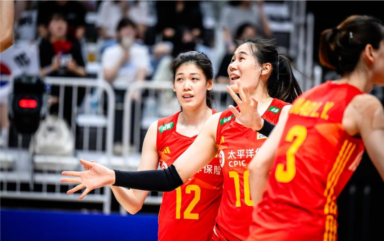 八强已出7席：中国女排升至第四 进总决赛，决战美国，意德巴出线