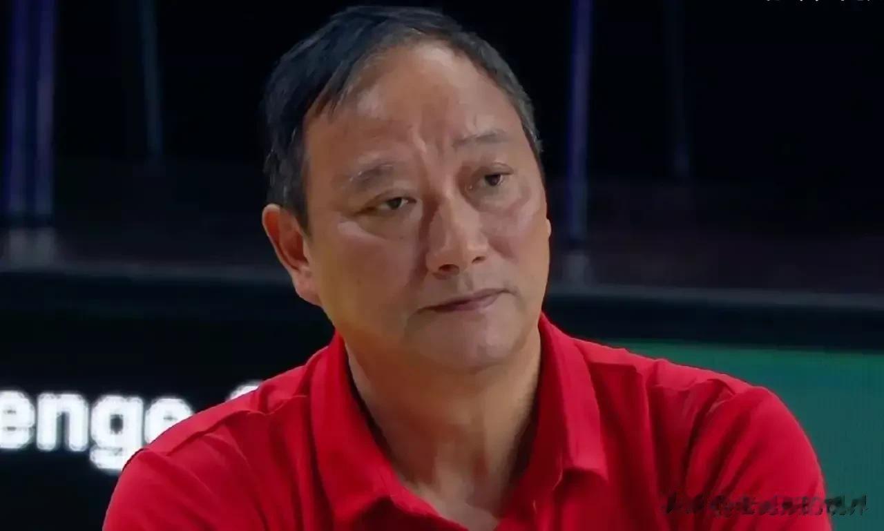中国男排主教练吴胜已经是年近六十岁的人了，反应能力以及在耳聪目明上面不比年轻人了