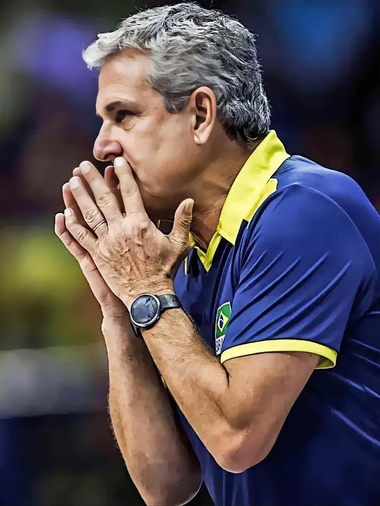 巴西女排主教练吉马良斯：对付中国女排的办法就是以发球带拦防。
巴西排协官网北京时