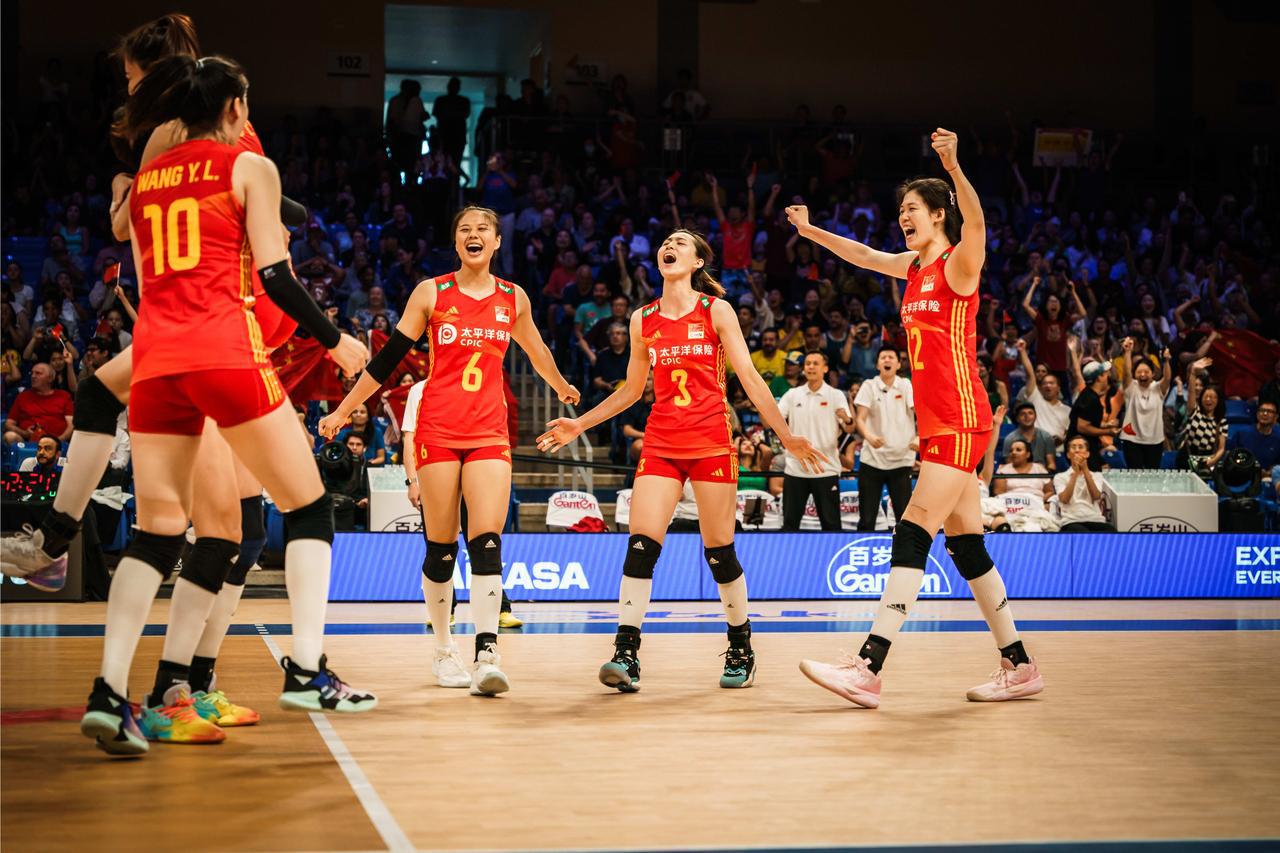 决赛中国女排穿红色，不是白色！国际排联公布，VNL决赛对阵土耳其的时候，中国女排