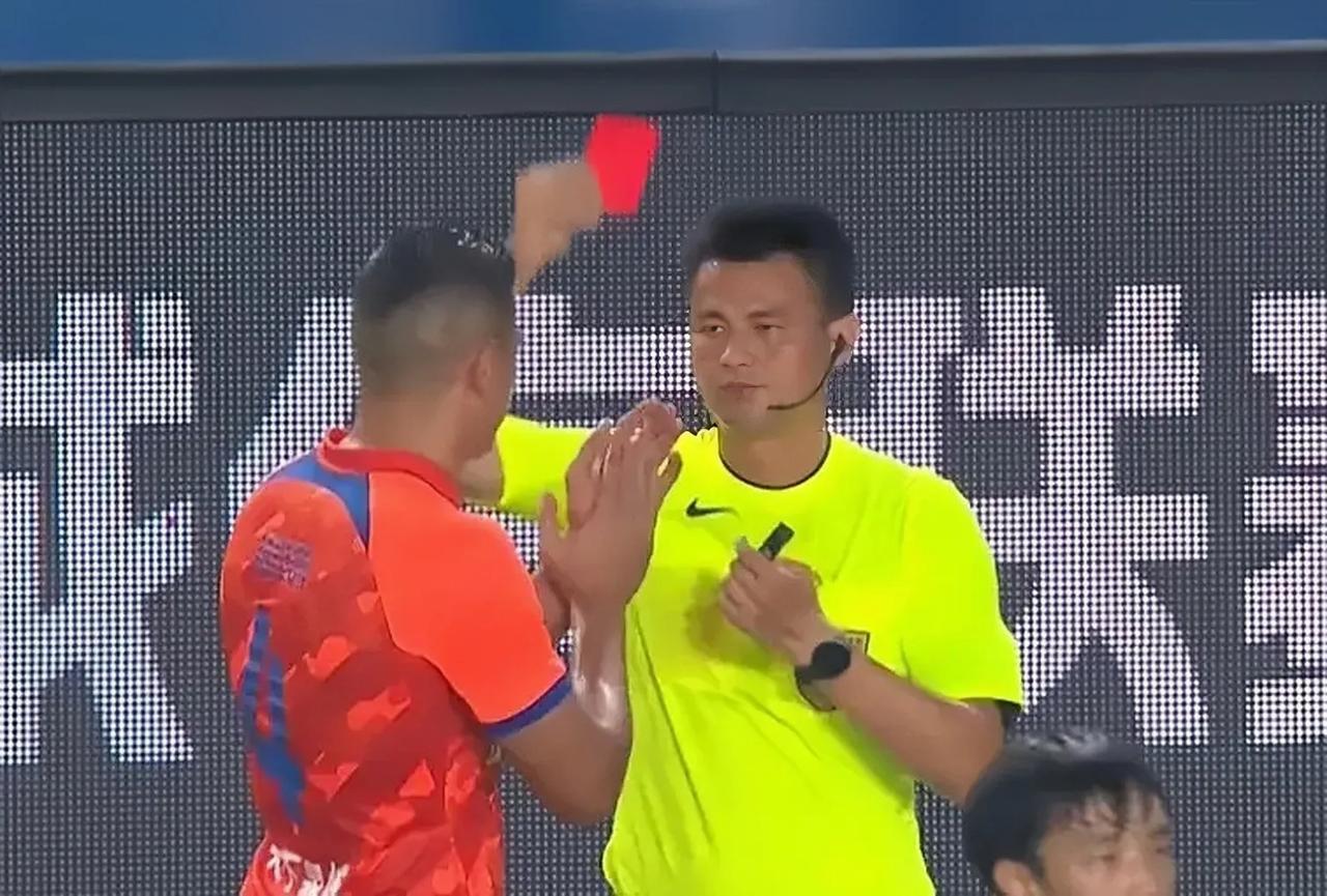 南通支云对阵山东泰山的比赛中，主裁李海新全场共出示了8黄1红，先不说因为上场比赛(1)