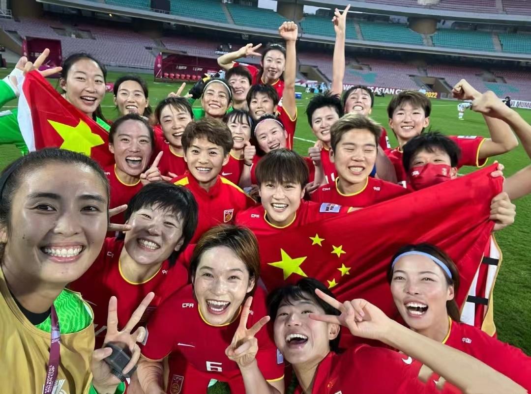 #95后空姐请女足球迷喝咖啡#  你永远可以相信中国女足，我们中国姑娘就是牛。 (4)