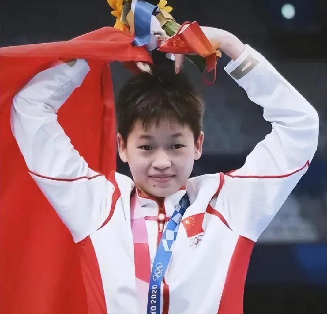 在2023年游泳世锦赛女子10米跳台决赛中，中国跳水名将陈芋汐击败了队友全红婵，(3)