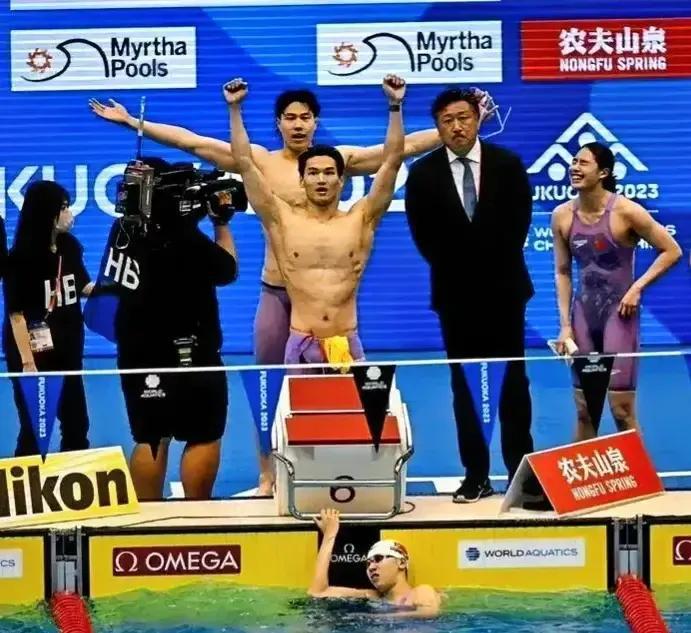 中国队拿到了男女4×100米混合泳金牌，不过好像有人不高兴啊……？

大家可以看(1)