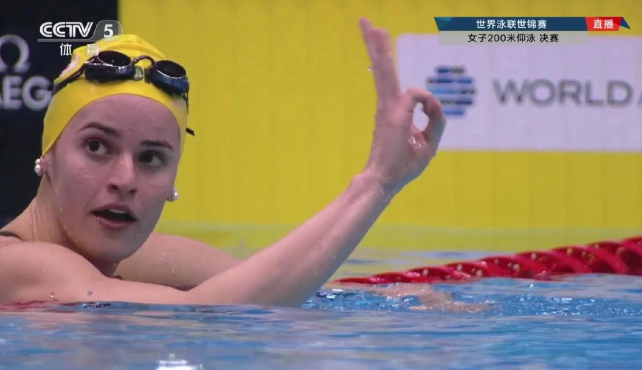 女仰王诞生！
女子仰泳200米决赛，澳大利亚名将凯丽·麦基翁夺冠！
她也是继覃海