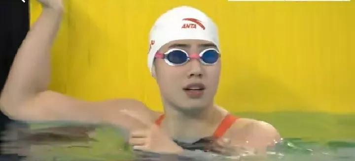  最新战报
8月1日上午，2023 成都大运会，刚刚结束一场游泳女子50米蝶泳预(1)