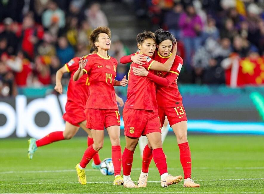 去年女足亚洲杯夺冠一时间女足被捧上神坛，朋友圈更是刷屏。那天我很开心但是什么也没