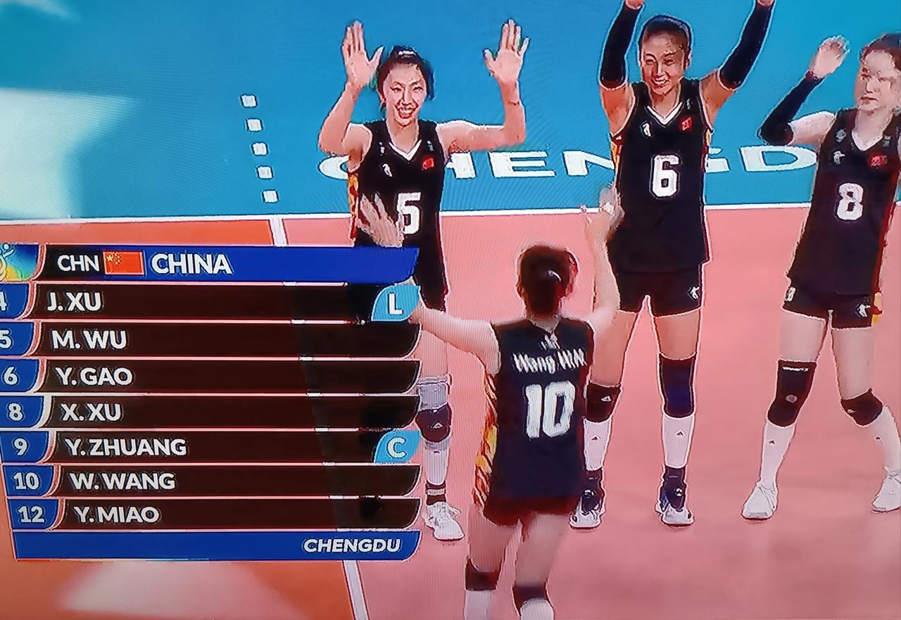 中国女排今天进入争夺冠军决赛！
中央5+台现场直播（6日早上11时最新讯息）：
(3)