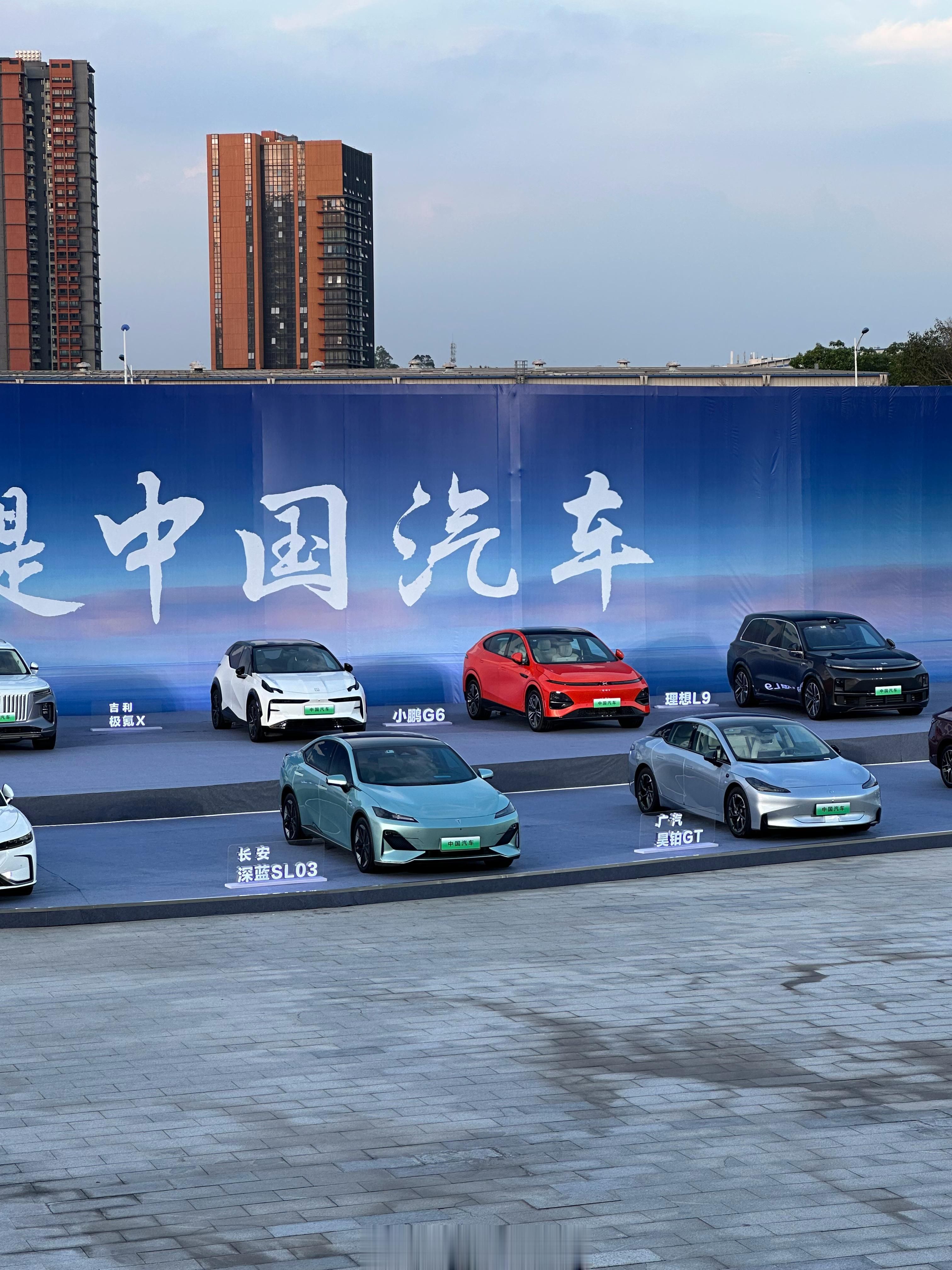 带大家看一下这次比亚迪会场的布置，还是很走心的比亚迪集结了中国品牌新能源汽车的最(3)