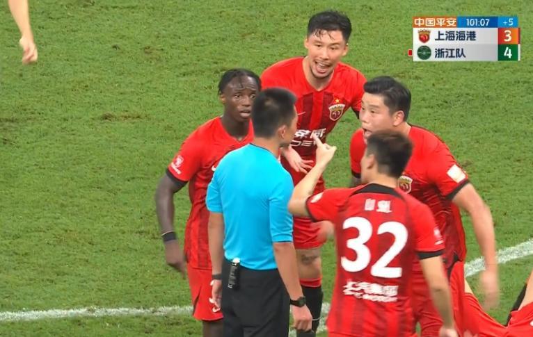 上海海港3-4浙江队这场比赛，裁判再次成为焦点。弗兰克的好球长时间看var，漏判(1)