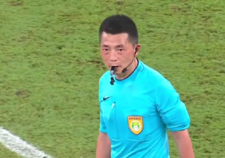 上海海港3-4浙江队这场比赛，裁判再次成为焦点。弗兰克的好球长时间看var，漏判(2)