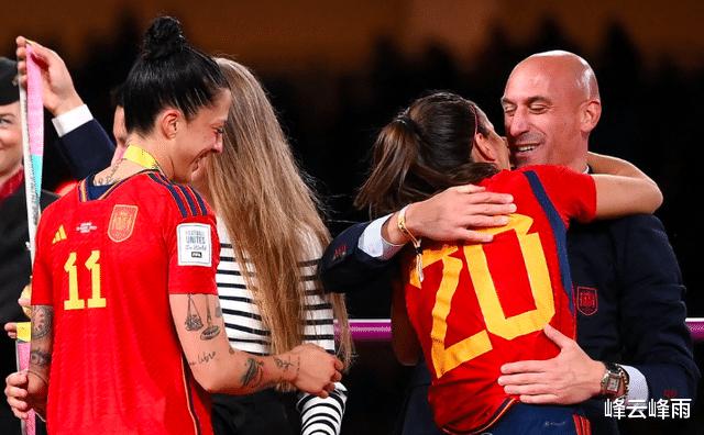 西班牙足协主席借世界杯夺冠亲吻女球员引发众怒，并遭外媒围攻