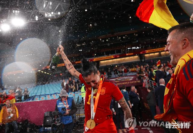 西班牙足协主席借世界杯夺冠亲吻女球员引发众怒，并遭外媒围攻(3)