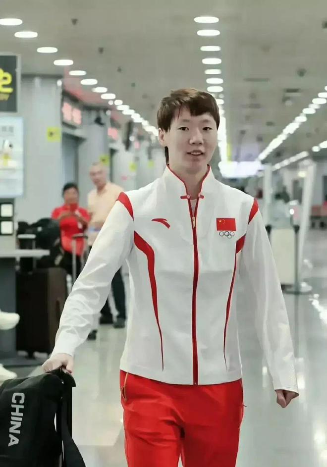 王曼昱穿上亚运会运动服出征杭州，目前世界排名第三