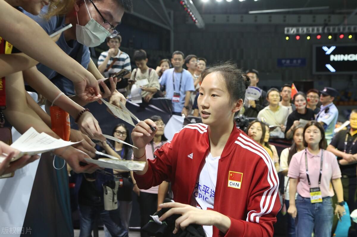 日本女排高兴早了，中国女排大胜深夜再收惊喜，蔡斌奥运门票稳了(4)