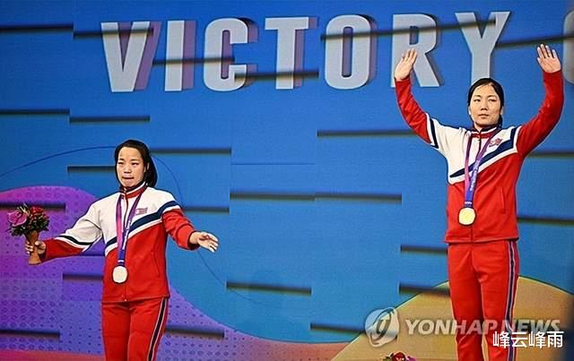 朝鲜举重，连续向世界迸发自信，亚运赛后颁奖举动引发关注(1)