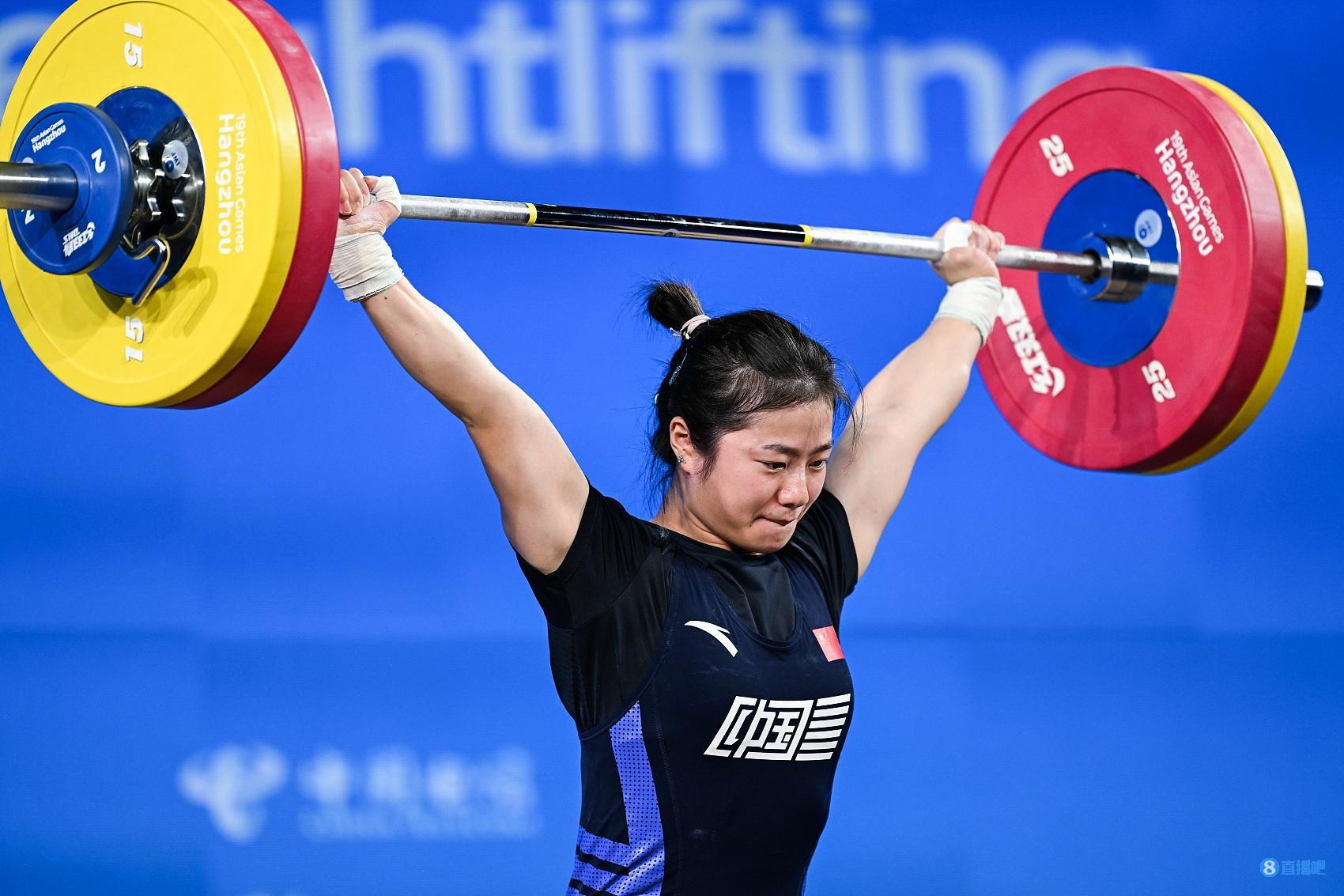 举重项目女子64公斤级：中国小将裴鑫依获得银牌！