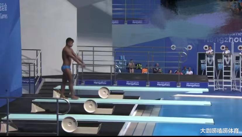 搞笑！印度选手跳水前被吓得往回跑，全场掌声鼓励，最终上演炸鱼(3)