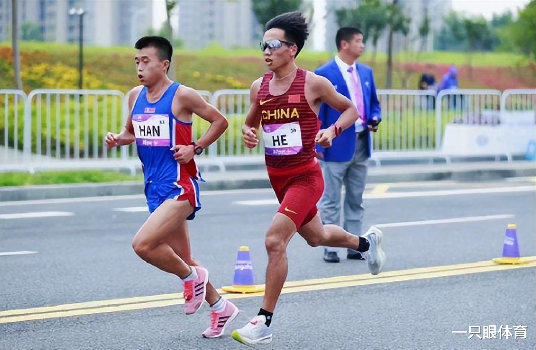 穿几十年前跑鞋！朝鲜选手马拉松摘银，冲线后找不到国旗，心酸(1)