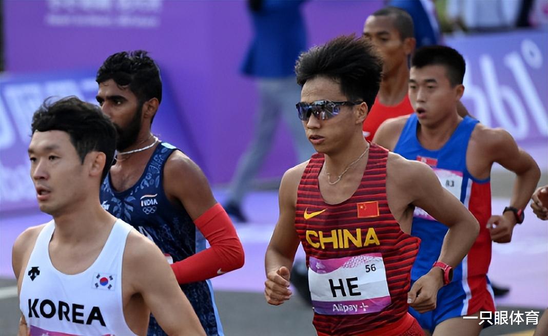 穿几十年前跑鞋！朝鲜选手马拉松摘银，冲线后找不到国旗，心酸(2)