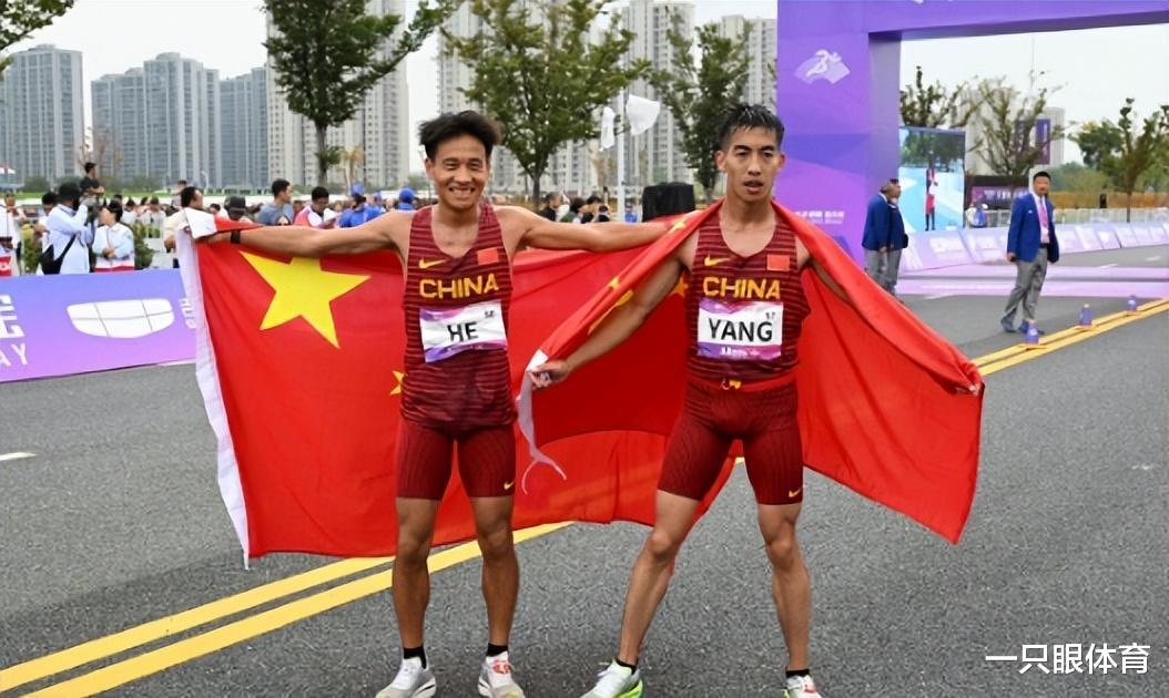 穿几十年前跑鞋！朝鲜选手马拉松摘银，冲线后找不到国旗，心酸(4)