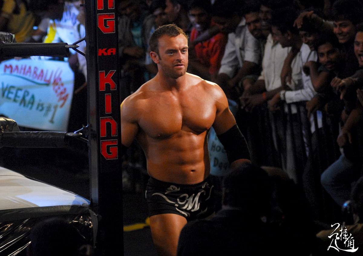 前TNA世界冠军当上SmackDown总经理，罗曼终于肯回WWE上班了(13)