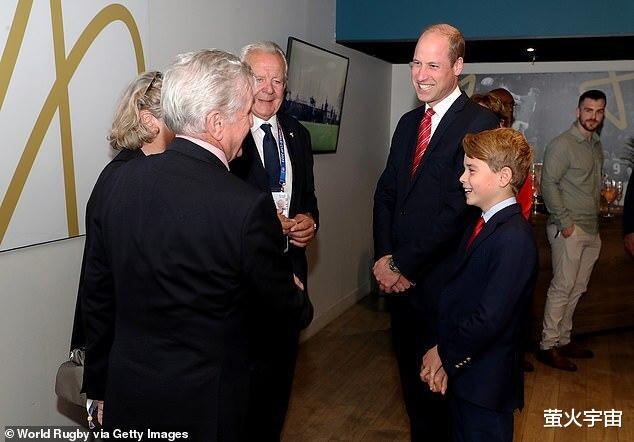 10岁乔治小王子飞法国看比赛，系红领带和大人谈笑风生，威廉仍难放心(4)